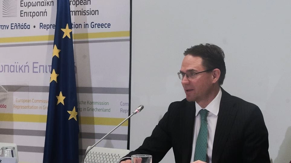 «Γείωση» Κομισιόν σε Κυβέρνηση για παροχολογίες: «H αύξηση στον κατώτατο μισθό πρέπει να συμβαδίζει με την αύξηση της παραγωγικότητας»